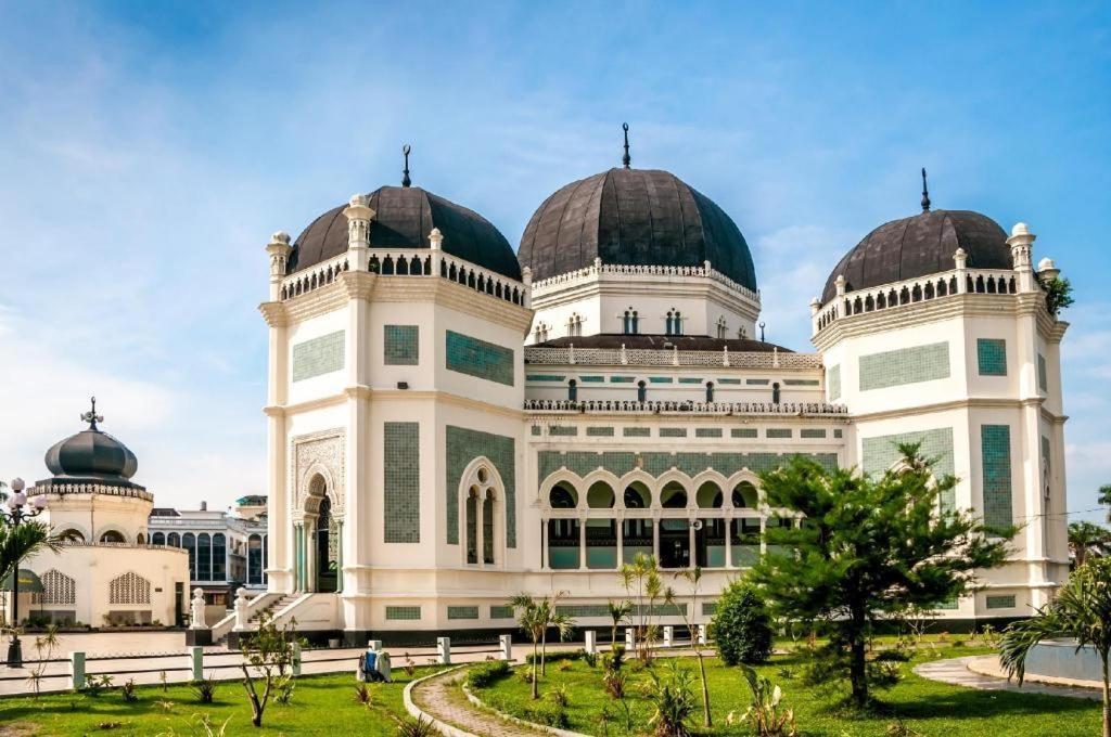 Amaliun Hotel Medan Exterior foto